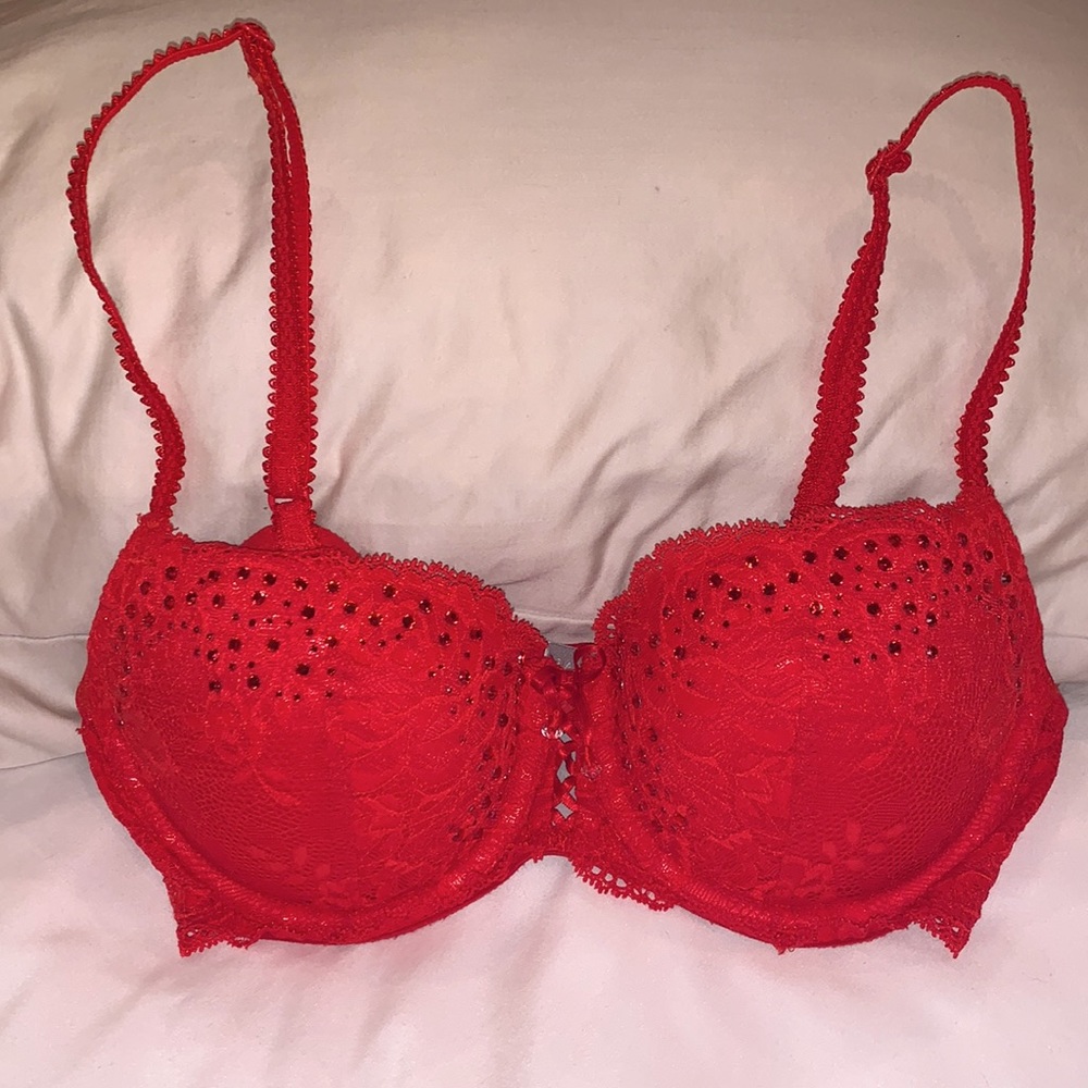 Victoria’s Secret sexy red lace push up bra